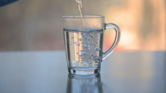 Zbuloni përfitimet në organizmin tuaj nëse konsumoni ujë të ngrohtë
