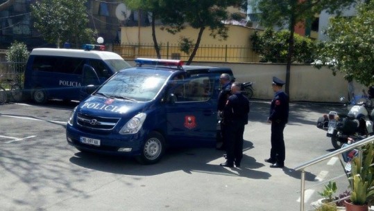 Vëllezërit përleshen me thika në Tiranë, njëri përfundon në spital, arrestohet tjetri