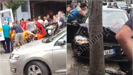 Tiranë/ Përplaset me 'Benz'-in, 'Golf'-i kapërcen në trotuar dhe godet pemën, një e lënduar (VIDEO)