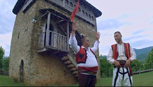 Kulla, çifteli dhe kostume tradicionale, gjithçka do të gjeni në klipin e ri të Stresit dhe Arif Dushajt 