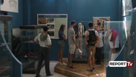 Vizitorët në Muzeun etnografik të Kukësit, ja si burrat e Lumës mbajtën zi për Skënderbeun