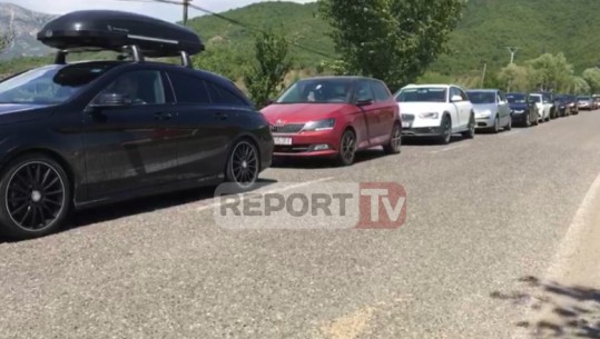 Radhë kilometrike në pikën kufitare të Muriqanit, udhëtarët mbi 3 orë pritje për të kaluar në Mal të Zi/VIDEO