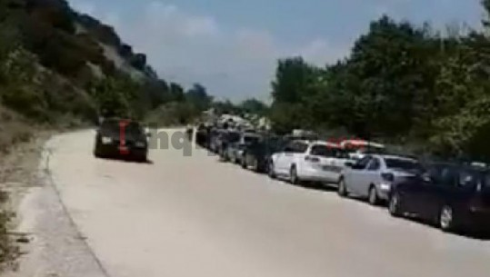 Radhë kilometrike në Kakavijë, qindra automjete në hyrje të Shqipërisë