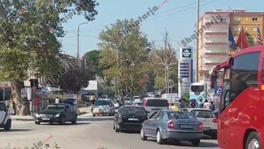 Trafik i rënduar në Fier, fluks automjetesh nga emigrantët dhe pushuesit/VIDEO