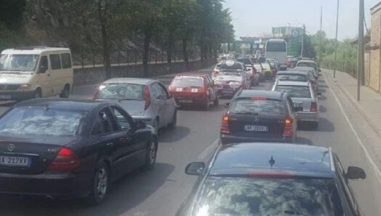E diela me trafik të rënduar, 1 orë kohë për të dalë nga qyteti i Shkodrës ( VIDEO )