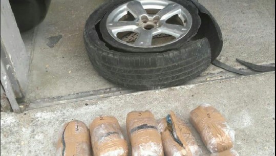 (VIDEO) Kanabis në gomën e 'Toyota'-s, shikoni momentin kur policia gjen drogën në Kakavijë