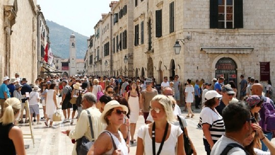 Kroacia kufizon numrin e turistëve për të shmangur mbipopullimin 