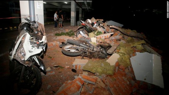 Tërmeti i fuqishëm në Indonezi, 91 të vdekur, mbi 200 të plagosur (Foto)