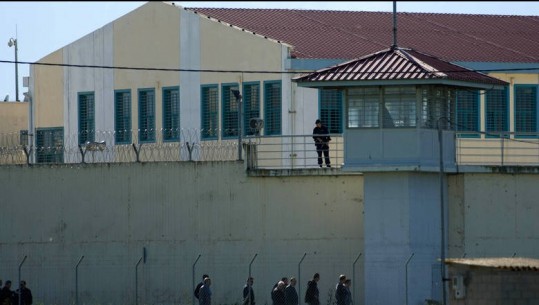 Greqi/ Gjendet përtokë pa ndjenja shqiptari në qelinë e burgut, ishte i dehur