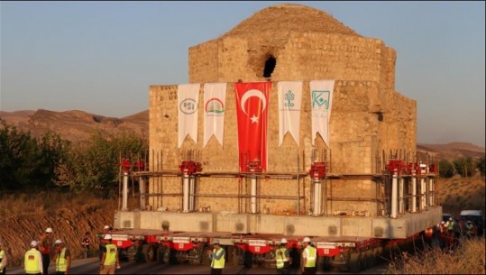Zhvendoset hamami 1500 tonësh në Turqi, kërcënohej nga përmbytjet