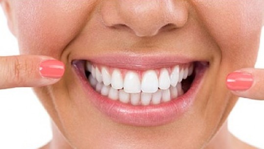 Dhëmbë të bardhë pa shkuar te dentisti? Ja zgjidhja