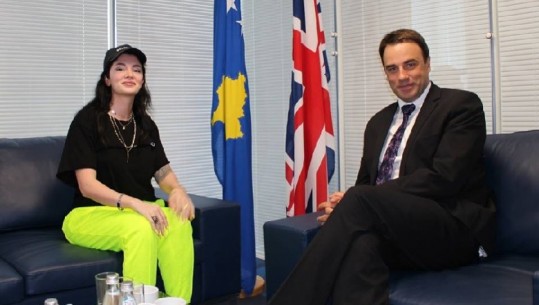 ‘Është një kënaqësi që të pritëm’, Ambasada Britanike i hap dyert Era Istrefit (Foto)