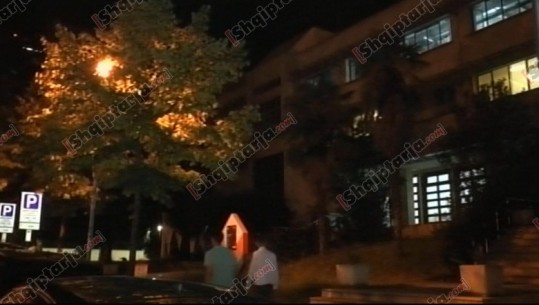 Zjarr në zyrat e AKSHI-t në Tiranë, përfshihet nga flakët kabulli elektrik (VIDEO)