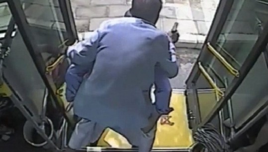 Gjesti human i shoferit në Kinë, shikoni si e ndihmon të moshuarin të zbresë nga autobusi (VIDEO)