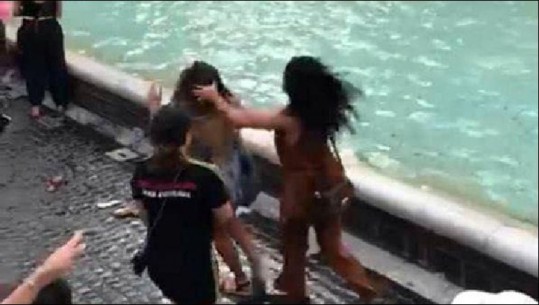 Plas grushti mes turistëve në Itali, donin të bënin foto nga ‘Fontana di Trevi’