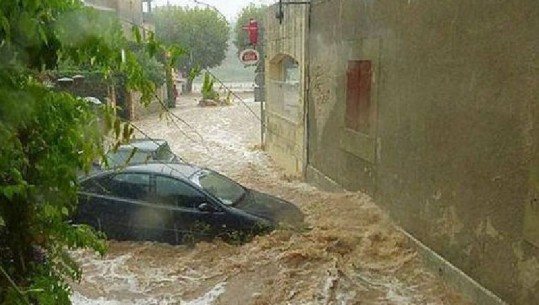 Stuhi të forta shiu, përmbytje masive në Francë