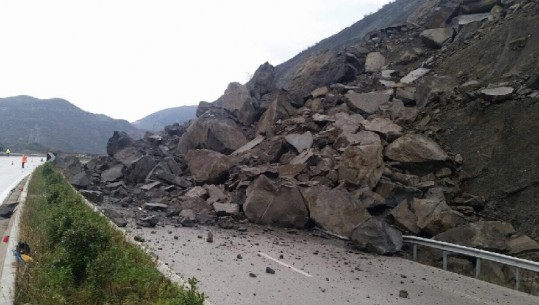Masivi shkëmbor ra në rrugë para 7 muajsh, korsia e autostradës Elbasan-Tiranë  e bllokuar deri në fund të vitit