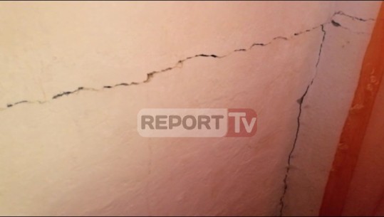 Mure të plasaritura dhe orendi shtëpiake për tokë, pasojat e tërmetit në Dibër (VIDEO)