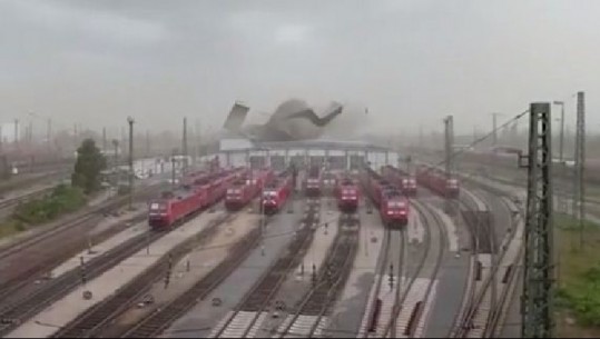 VIDEO/Stuhi e fortë, fluturon çatija e stacionit të trenit në Gjermani