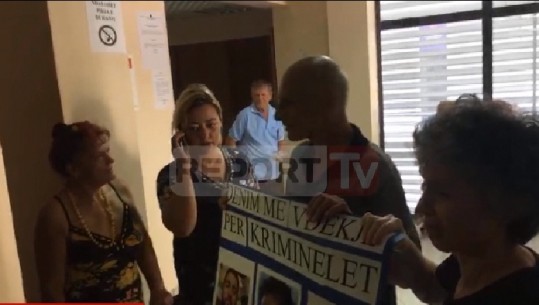 Hyn monstra e Selenicës, familja Hoxhallari proteston në gjykatë: Të varen kriminelët