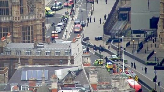 Londër/ Makina përplaset me barrierat e sigurisë së Parlamentit, disa kalimtarë të lënduar (Video)