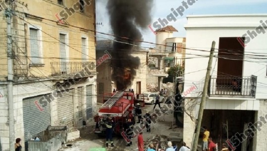 Vlorë, zjarr në një dyqan rrobash në mes të qytetit, zjarrfikësit ‘luftë’ me flakët (VIDEO)