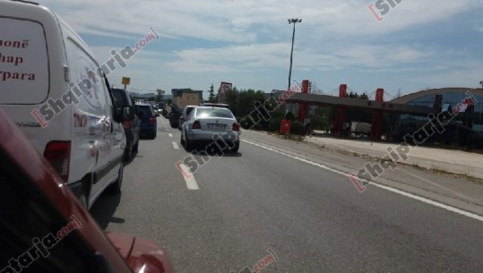 Trafik i rënduar në autostradën Tiranë-Durrës, shkak një  aksident (VIDEO)