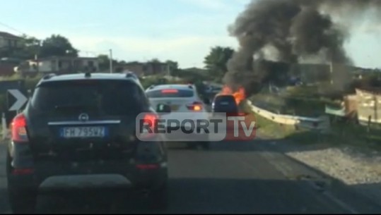 VIDEO/ Shkodër, përfshihet nga flakët një automjet teksa ishte në lëvizje