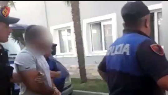 Armë, municione e kanabis në shtëpi, arrestohet 25-vjeçari në Vlorë (VIDEO)