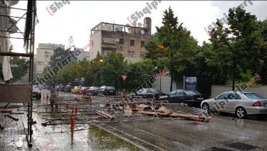 Pak minuta shi dhe erë, rrëzohet skela e një hoteli në Tiranë (FOTO)