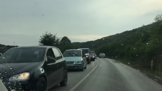 Trafik i rënduar në aksin Levan-Fier, shkak fluksi i pushuesve drejt jugut (VIDEO)