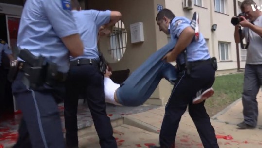 Sulmohet me bojë rajoni i policisë, arrestohet deputetja e Vetëvendosjes, Saranda Bogujevci dhe 6 aktivistë të VV-së (VIDEO)