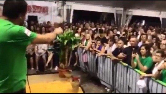 S’kanë fund telashet për Salvinin, 17-vjeçarja i vërsulet: Racist, fashist (Video-incidenti)