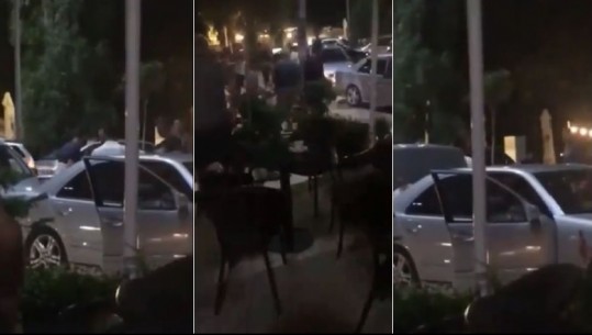 Grushta dhe shkopinj në Durrës/ Ja si “sqarohen” shqiptarët me njëri-tjetrin: Pse nuk më hap rrugën me makinë? (Video)