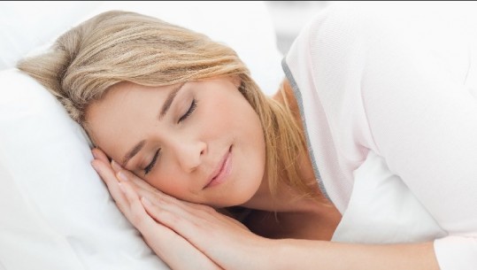Flini më shumë se 7 orë? Këto janë problemet që shkakton gjumi i tepërt