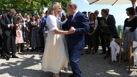 Dasma e ministres austriake, kërcimi i saj me Putin ‘çmend rrjetin’ (Video)