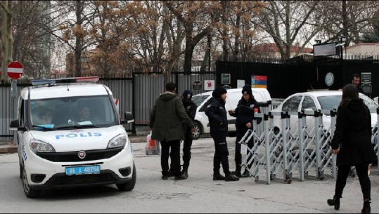 Ambasada amerikane në Ankara qëllohet me armë, si u acaruan marrëdhëniet SHBA-Turqi