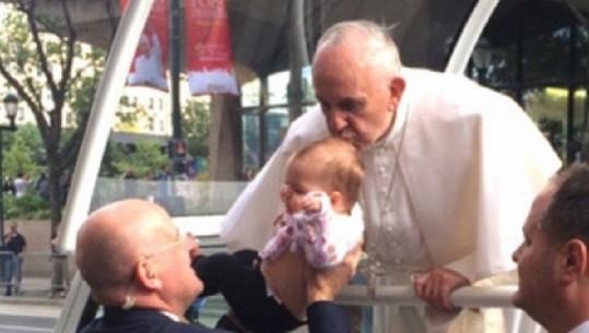 Mrekulli? Papa Françesku e puthi tre vite më parë, vogëlushja në SHBA fiton betejën me tumorin