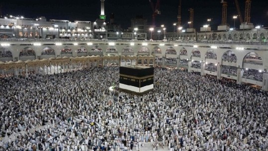 Nis pelegrinazhi i Haxhit në Mekë, mijëra besimtarë myslimanë mblidhen rreth Qabesë