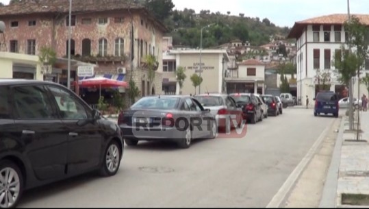 Trafiku i rënduar në Berat/ Kthimi i emigrantëve shkakton kaos dhe radhë kilometrike në qytet