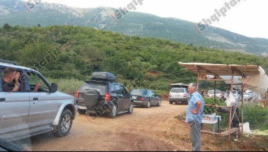 Berat/ Bllokohet prej 6 orësh aksi që të lidh me Malin e Tomorrit, dhjetëra makina në radhë, shoferët: Ka shtet e polici këtu? 