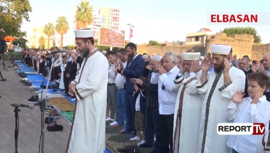 Si u festua Kurban Bajrami në mbarë vendin, qindra besimtarë myslimanë falën namazin në xhami