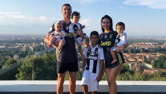 Cristiano Ronaldo poston foton me familjen, ja detaji që 'çmendi' të gjithë fansat