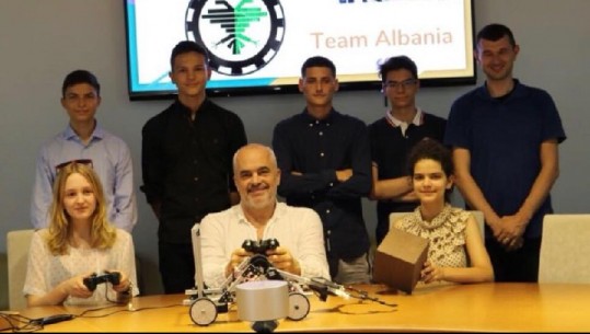 Rama poston foton e nxënësve shqiptarë që krijuan robotin: Na përfaqësuan denjësisht, fituan çmim