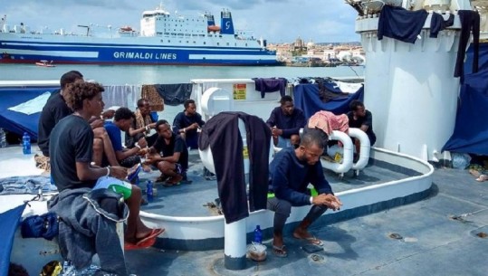 Zbresin nga anija 150 emigrantët e bllokuar në Itali, 20 i merr Shqipëria, Roma: Turp Francës