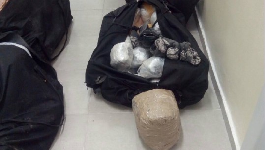 Kapet 125 kg drogë në Igumenicë, në pranga dy shqiptarë (Emrat+Foto) 