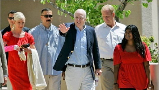 Historia e treguar nga John McCain në Kosovë/ Çfarë e lidhte senatorin amerikan me Nënë Terezën