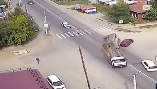 Rusi, kamioni vjen me shpejtësi të madhe, ja si e shpëton qeni pronaren (VIDEO)