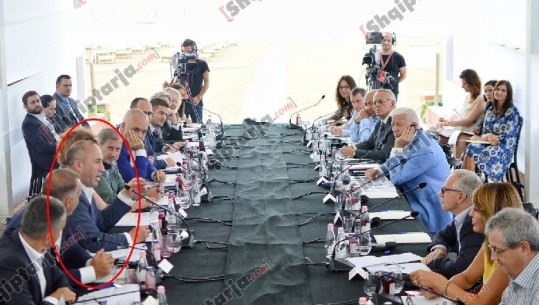 Ramush Haradinaj i bindet Ramës, heq kollaren në Samitin e Ballkanit në Durrës (VIDEO)