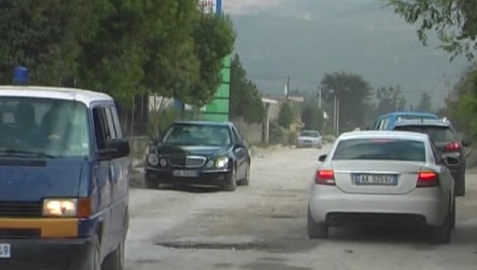 Amortizimi i rrugës së Thumanës, banorët: Nuk ajrosim dot shtëpitë, shkak pluhuri  